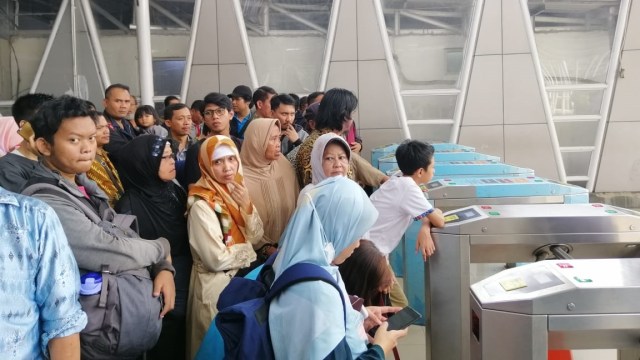 Penumpang KRL Stasiun Bogor tertahan karena mati listrik. Foto: Abil Achmad Akbar/kumparan