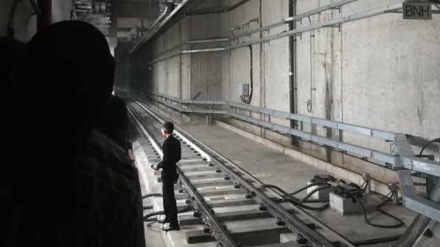 Evakuasi penumpang MRT yang mogok di bawah tanah. Foto: Danita/kumparan