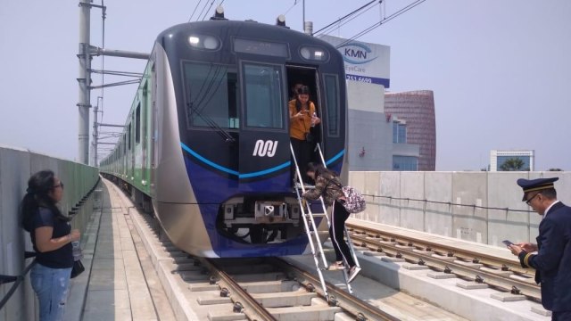 Pintu depan MRT yang dibuka untuk mengevakuasi penumpang yang terjebak di track saat mati listrik terjadi. Foto: Dok. MRT