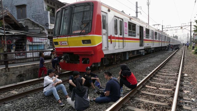 Suasana penumpang menunggu KRL kembali beroperasi pasca pemadaman listrik massal. Foto: Jamal Ramadhan/kumparan