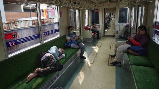 Sejumlah penumpang menunggu di dalam KRL beroperasi kembali pasca pemadaman listrik massal. Foto: Jamal Ramadhan/kumparan