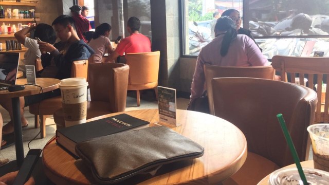 Suasana Starbucks Pondok Bambu, Jakarta. Foto: Ahmad Romadoni/kumparan
