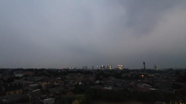 Kawasan Pejaten-Jatipadang masih dalam keadaan gelap saat aliran listrik belum berfungsi. Foto: Ikhwanul Habibi/kumparan