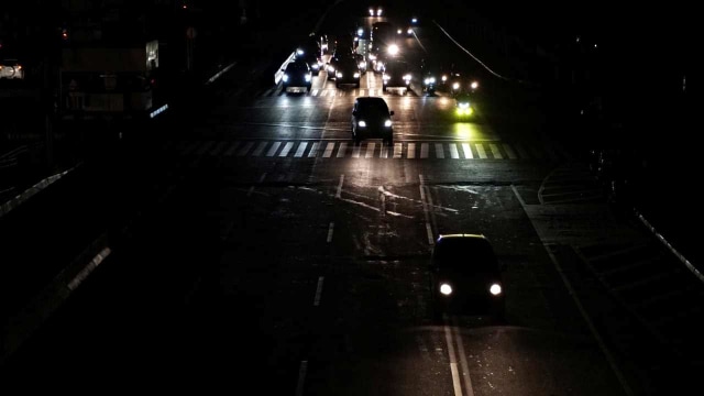 Sebuah kendaraan melintas di kawasan jalan Thamrin, Jakarta Pusat, yang terpantau gelap. Foto: Jamal Ramadhan/kumparan