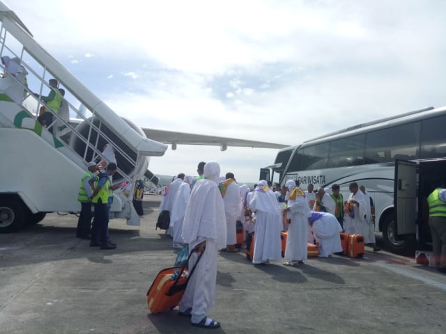 Pemberangkatan jemaah calon haji embarkasi Aceh kloter 12 melalui Bandar Udara Internasional Sultan Iskandar Muda, Minggu (4/8). Foto: Dok. PPIH Aceh