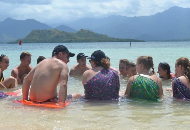 Para bule perempuan delegasi PIFAF 2019 menggunakan sarung saat mandi di Pantai Gusung Toraja. Foto: Dok. Humas PIFAF 2019