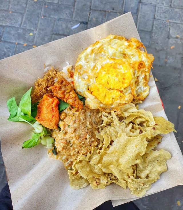 Penampakan Pecel Sombong Bratang. Foto: @eattemptationsby