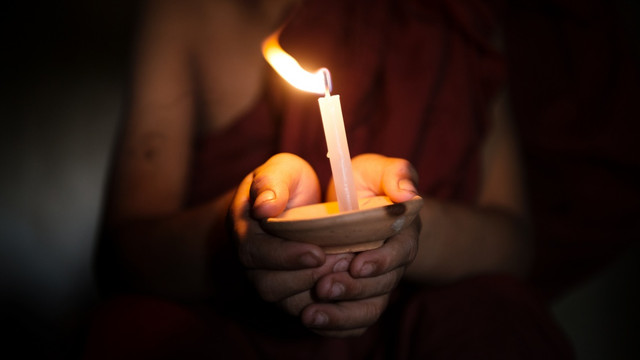 Ilustrasi menyalakan lilin saat mati listrik Foto: Shutterstock