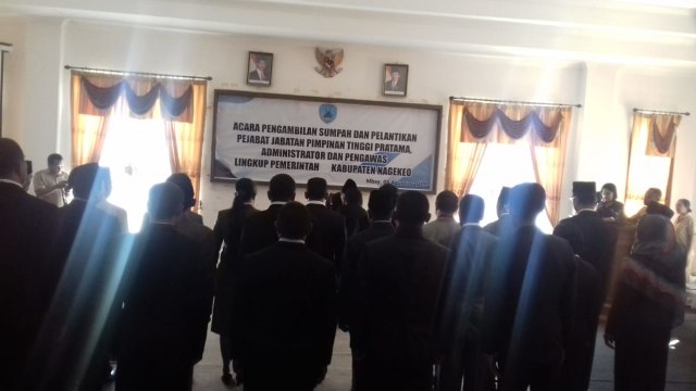 Pengambilan sumpah dan pelantikan pejabat jabatan pimpinan tinggi pratama, administrator dan pengawas lingkup Pemkab Nagekeo pada Senin (5/8). Sumber foto: Arkadius Togo,florespedia/kumparan.com