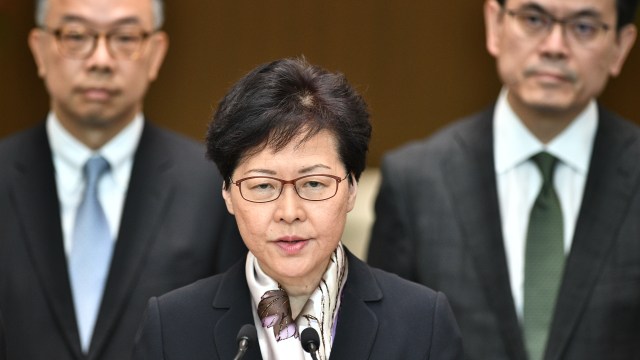 Pemimpin Eksekutif Hong Kong Carrie Lam (tengah) saat melakukan konferensi pers. Foto: AFP/ANTHONY WALLACE