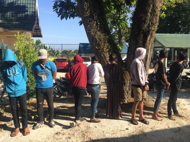 Para anak muda yang digerebek saat pesta seks. (Foto: Joko Hardyono)