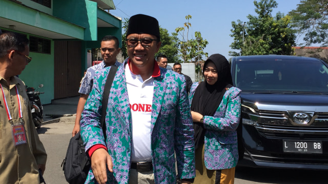 Menpora Imam Nahrawi sebelum menunaikan ibadah haji melalui kelompok terbang (85) asal Sidoarjo, Embarkasi Surabaya. Foto: Yuana Fatwalloh/kumparan