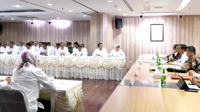 Suasana saat Jokowi melakukan kunjungan ke Kantor Pusat PLN untuk meminta penjelasan soal mati listrik massal. Foto: Dok. Biro Pers Setpres