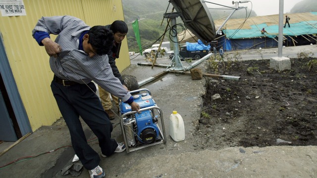 Ilustrasi genset. Foto: AFP/DESHAKALYAN CHOWDHURY