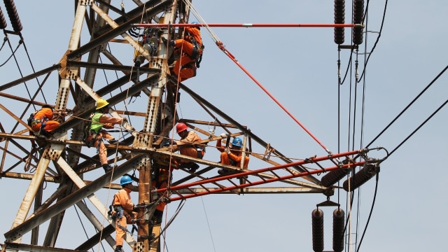Ilustrasi perbaikan jaringan listrik PLN. Foto: Dok. PLN