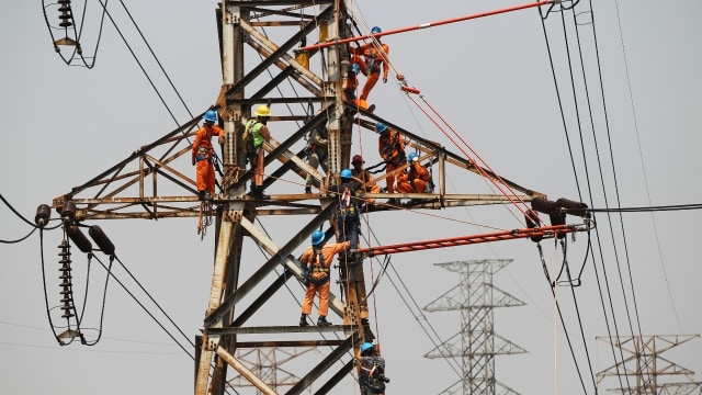 Ilustrasi perbaikan jaringan listrik PLN. Foto: Dok. PLN