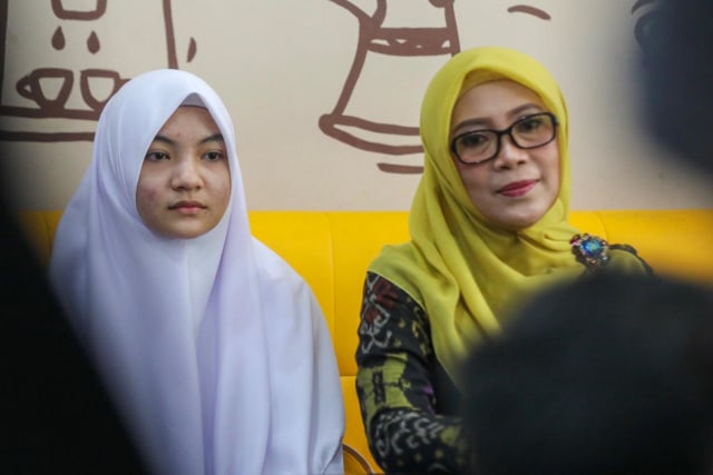 Dyah Erti Idawati (kanan) saat mengantarkan Emilia kembali bersekolah. Foto: Suparta/acehkini 
