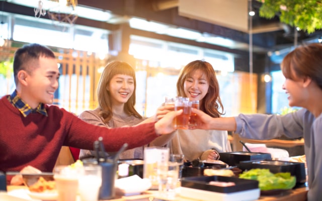 com-Ilustrasi Dina, Firda, Febri. dan Rafli sedang makan bersama di sebuah restoran. Foto: Shutterstock