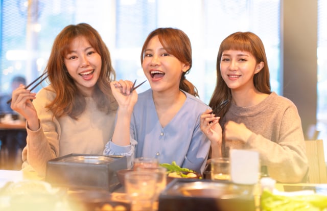 com-Ilustrasi tiga perempuan sedang makan bersama di sebuah restoran. Foto: Shutterstock
