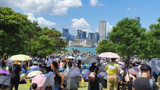 Warga Hong Kong yang mogok diikuti orasi di area Legislative Court Hong Kong. Foto: Virginia Listyani Gunawan/kumparan