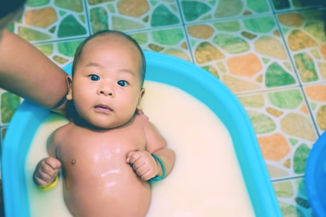 Ilustrasi bayi mandi ASI. Foto: Shutterstock