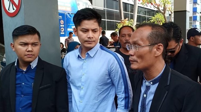 Fiki Alman (tengah) dan Kuasa Hukum Lakukan Konsultasi Hukum . Foto: Giovanni/kumparan