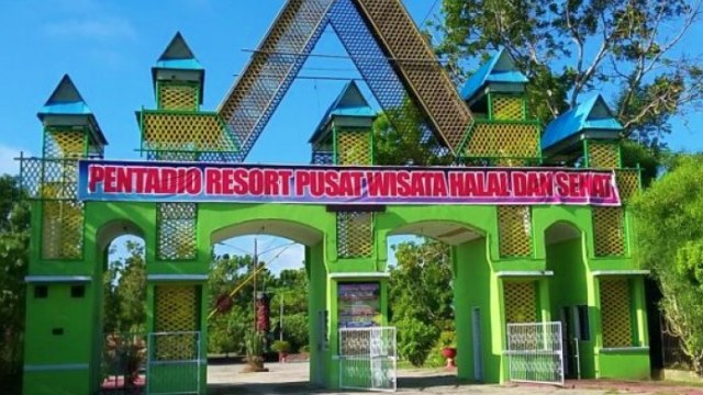 Gerbang masuk kawasan Pentadio Resort yang berada di Desa Pentadio, Kecamatan Telaga Biru, Kabupaten Gorontalo, Gorontalo. Senin, (5/8). Foto : Burdu/banthayoid