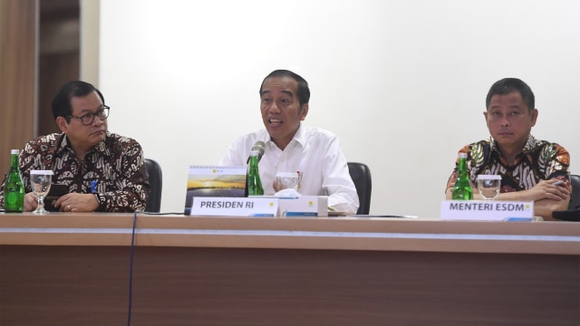 Presiden Joko Widodo (tengah) didampingi Seskab Pramono Anung (kiri) dan Menteri ESDM Ignasius Jonan (kanan) memberikan tanggapan saat mendatangi Kantor Pusat PLN. Foto: ANTARA FOTO/Akbar Nugroho Gumay