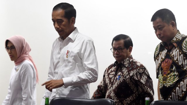 Presiden Joko Widodo (kedua dari kiri) didampingi Plt Dirut PLN Sripeni Inten, Seskab Pramono Anung (kedua dari kanan), Menteri ESDM Ignasius Jonan (kanan) saat mendatangi Kantor Pusat PLN. Foto: ANTARA FOTO/Akbar Nugroho Gumay