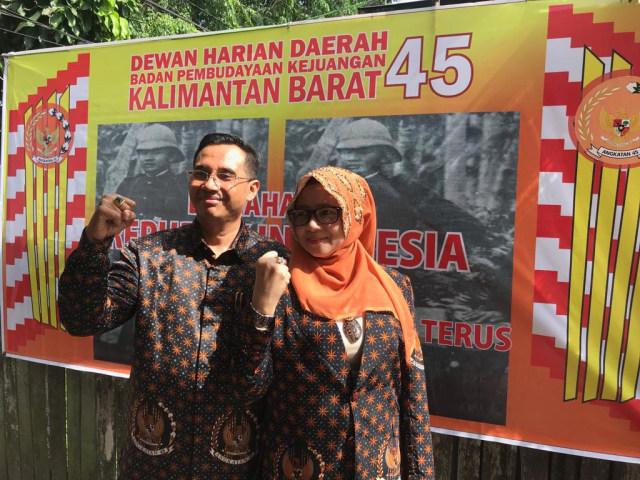 Syafarudin Usman berfoto dengan latar Pangeran Natakusuma. Foto: Teri/Hi!Pontianak