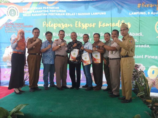 com-Ali Jamil, Ph.D, Kepala Badan Karantina Pertanian menyerahkan Phytosanitary Certificate 57,6 ton kopi tujuan Algeria dengan nilai ekonomi Rp. 1,3 miliar Foto: Dok. Badan Karantia Pertanian