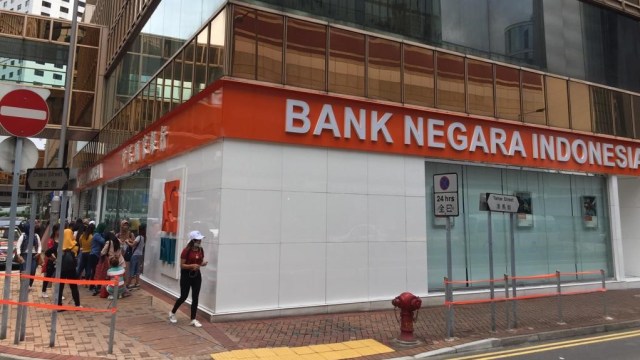 Antrean Pekerja Migran di BNI Cabang Hong Kong. Foto: Angga/kumparan