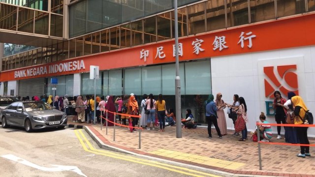 Antrean Pekerja Migran di BNI Cabang Hong Kong. Foto: Angga/kumparan