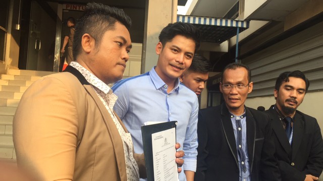 Fiki Alman saat Laporkan Vicky Prasetyo Atas Pencemaran Nama Baik. Foto: Giovanni/kumparan