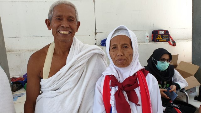 Maskut dan Sademi, jemaah asal Grobogan, Jawa Tengah. Foto: Denny Armandhanu/kumparan
