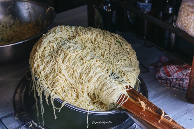 Proses memasak Mie Ayam Afui Yogyakarta. Photo by @gembulfoodie