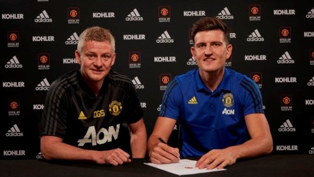 Harry Maguire berpose bersama pelatih Manchester United, Ole Gunnar Solskjaer. Foto: Twitter/@Manutd