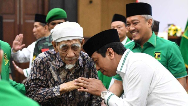 Mbah Moen saat berjabat tangan dengan Romahurmuziy. Foto: Faceboook/ @DPP PPP