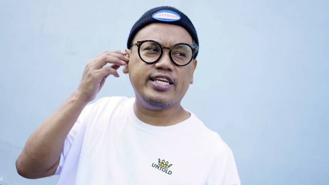 Presenter Uya Kuya saat ditemui di studio Trans TV, Jakarta, Selasa, (6/8). Foto: Ronny