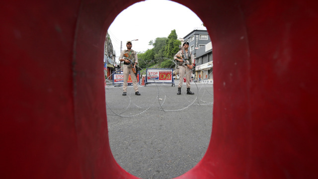 Tentara India berjaga saat pembatasan di Jammu. Foto: REUTERS/Mukesh Gupta