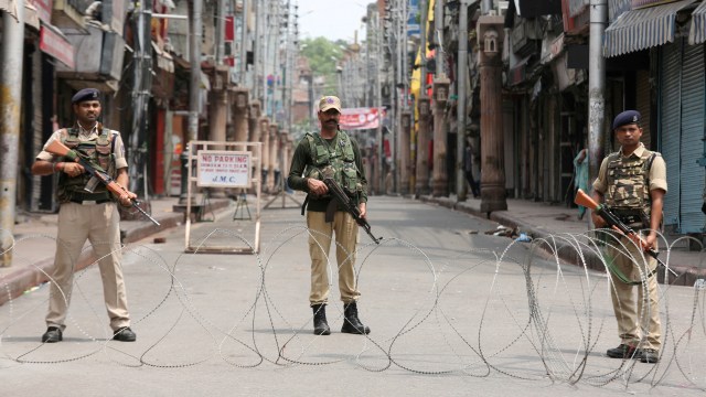 Tentara India berjaga di sepanjang jalan sepi di perbatasan Jammu, India. Foto: REUTERS/Mukesh Gupta