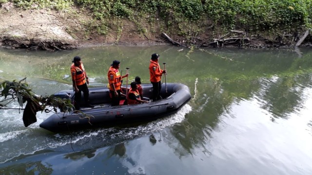 Tim SAR melakukan pencarian korban yang diduga diterkam buaya. Foto: Dok Basarnas kendari.