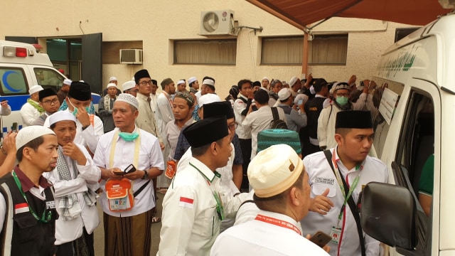 Para pelayat berdatangan ke RS. Al Noor. Foto: Denny Armandhanu/kumparan