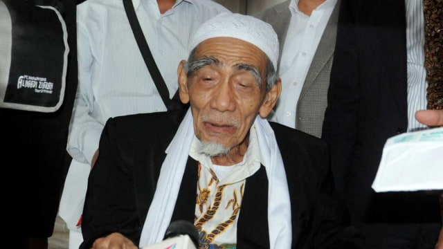 KH Maimoen Zoebair atau Mbah Moen memberikan keterangan kepada wartawan saat tiba dibandara Soekarno Hatta, Tangerang. Foto: ANTARA FOTO/ARSIP/Deni Santosa