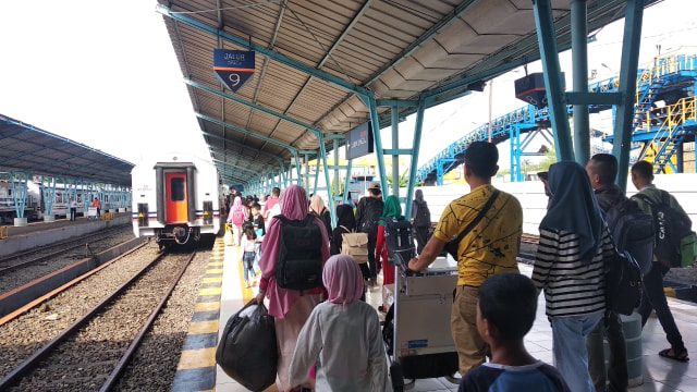 Suasana penumpang hendak menaiki kereta api di stasiun Kertapati, Selasa (6/80. (Foto: Ur-ban.id)