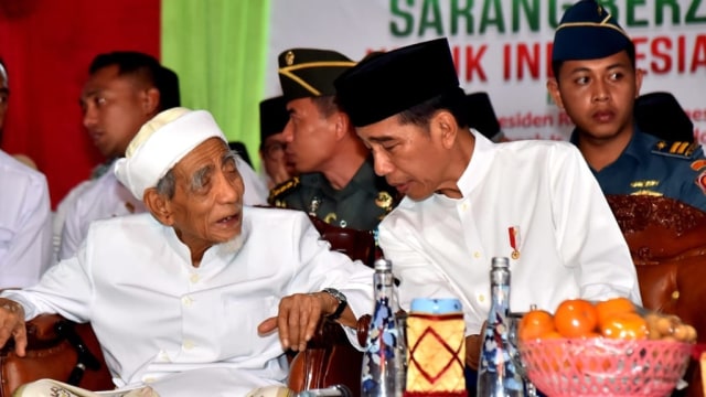 Presiden Joko Widodo (kanan) bersama Pimpinan Pondok Pesantren Al-Anwar Sarang Maimoen Zubair saat menghadiri acara Sarang Berzikir Untuk Indonesia Maju di Rembang, Jawa Tengah. Foto: Dok. Biro Pers Setpers