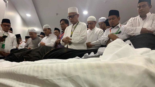 Umat muslim melakukan sholat jenazah di depan jenazah KH Maimun Zubair (Mbah Moen) saat disemayamkan di Kantor Urusan Haji Daker Syisyah, Mekkah, Selasa (6/8/2019). Foto: ANTARA/Hanni Sofia