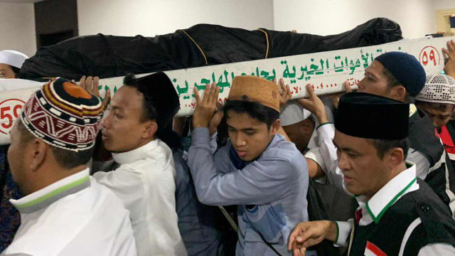 Umat muslim mengangkat jenazah KH Maimun Zubair (Mbah Moen) seusai dimandikan di Masjid Muhajirin Khalidiyah, Mekkah, Selasa (6/8/2019). Foto: ANTARA/Hanni Sofia
