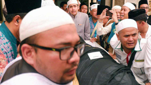 Umat muslim mengangkat jenazah KH Maimun Zubair (Mbah Moen) seusai dimandikan di Masjid Muhajirin Khalidiyah, Makkah, Selasa (6/8/2019). Foto: ANTARA/Hanni Sofia
