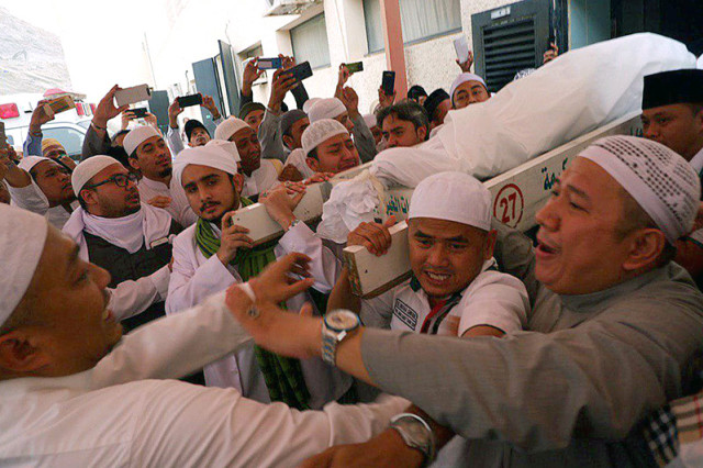 Umat muslim mengangkat jenazah KH Maimun Zubair (Mbah Moen) seusai dimandikan di Masjid Muhajirin Khalidiyah, Mekkah, Selasa (6/8/2019). Foto: ANTARA/Hanni Sofia